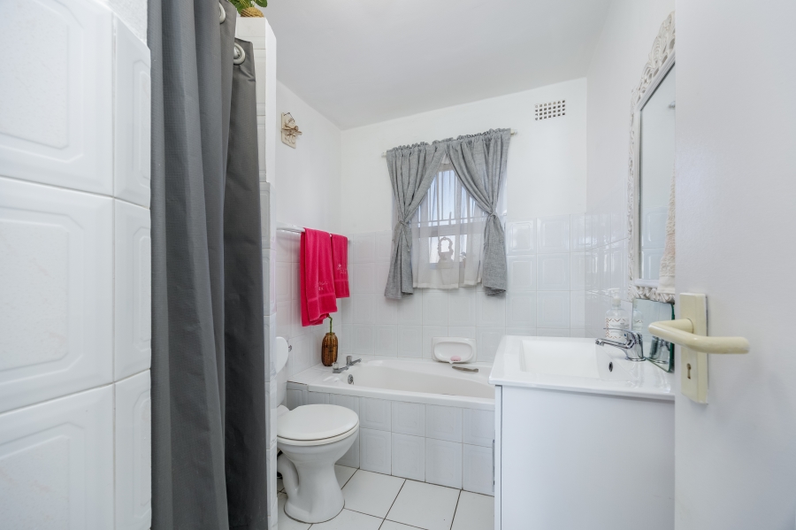 1 Bedroom Property for Sale in Uitzicht Western Cape